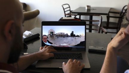 L'application Palestine VR, qui permet d'explorer les Territoires palestiniens en réalité virtuelle. (ABBAS MOMANI / AFP)