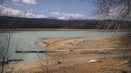 Le lac de Montbel en Ariège lors d'une importante sécheresse hivernale, le 23 février 2024. (IDRISS BIGOU-GILLES / HANS LUCAS / AFP)