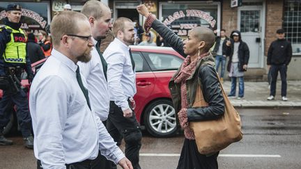 Tess Asplund manifeste devant un cortège de néonazis, en Suède, le 1er mai 2016.&nbsp; (DAVID LAGERLF/EXPO / TT NEWS AGENCY / AFP)