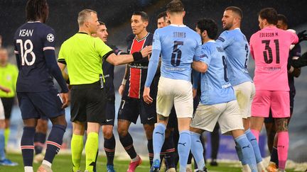 Angel Di Maria, sur le point de recevoir un carton rouge lors de la demi-finale de Ligue des champions entre Manchester City et le PSG, le 4 mai 2021 à l'Etihad Stadium.&nbsp; (PAUL ELLIS / AFP)