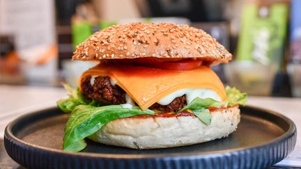 Un hamburger vegan dans un restaurant de Berlin (Allemagne), photographié le 23 octobre 2017.&nbsp; (JENS KALAENE / DPA / AFP)