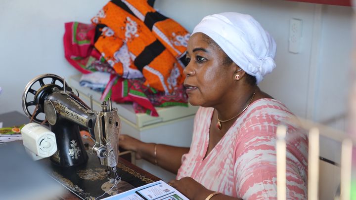 Echa Bacar, gérante d'une boutique à Mayotte, le 12 octobre 2023. (ROBIN PRUDENT / FRANCEINFO)