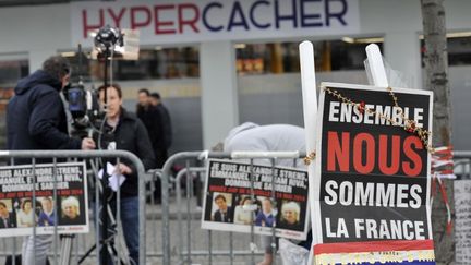 Devant l'Hyper Cacher, qui rouve ses portes trois mois apr&egrave;s la prise d'otages, le 15 mars 2015 &agrave; Paris.&nbsp; (BOB DEWEL / AFP)