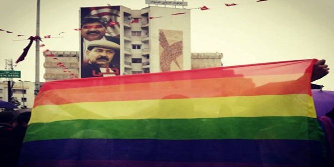 La première manifestation en Tunisie pour le droit des gays. Laquelle s'est tenue à Tunis le 26 mars 2015. En haut à gauche, on reconnaît la photo de Chokri Belaïd, coordinateur général du Parti des patriotes démocrates (PPD) et farouche adversaire des islamistes, assassiné le 6 février 2013). 
(Capture d'écran du site directinfo) (Site Directinfo)