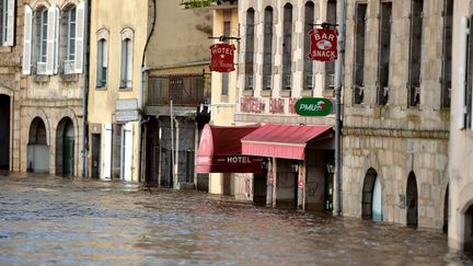 A Quimperl&eacute; (Finist&egrave;re), le 7 f&eacute;vrier 2014, un quai inond&eacute;. (FRANK PERRY / AFP)