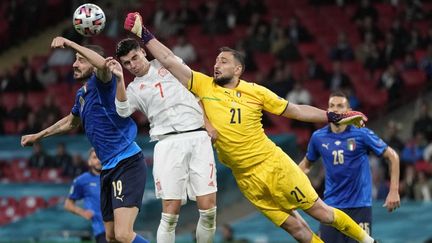 Le gardien de l'Italie, Donnarumma, intervient devant l'Espagnol Morata, le 6 juillet 2021 à Londres (Royaume-Uni). (FRANK AUGSTEIN / AFP)