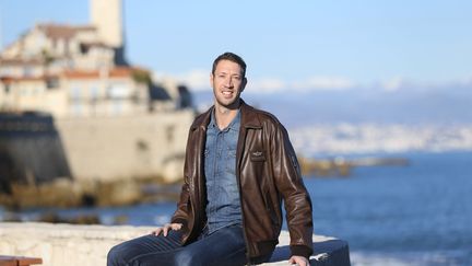 Alain Bernard, champion olympique du 100 m nage libre aux Jeux olympiques de Pékin en 2008, pose devant les remparts d'Antibes, en février 2017.&nbsp; (SEBASTIEN BOTELLA / MAXPPP)