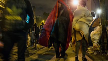 Migrants près de la station de métro Stalingrad à Paris, le 4 novembre 2016. (JOEL SAGET / AFP)