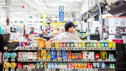 Un homme porte un masque dans un centre commercial Auchan, à Perpignan (Pyrénées-Orientales), le 26 mai 2020. (JEAN-CHRISTOPHE MILHET / HANS LUCAS / AFP)