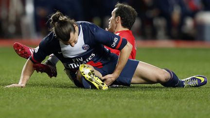 L'attaquant du PSG Zlatan Ibrahimovic et le d&eacute;fenseur mon&eacute;gasques Ricardo Carvalho, lors du match Monaco-PSG le 9 f&eacute;vrier 2014.&nbsp; (VALERY HACHE / AFP)