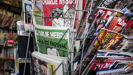 La derni&egrave;re &eacute;dition en rouge du journal satirique Charlie Hebdo dans un kiosque &agrave; Lyon le 25 F&eacute;vrier 2015. (JEFF PACHOUD / AFP)