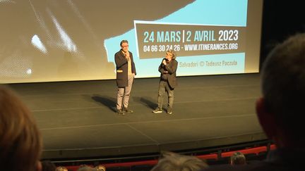 Michel Hazanavicius sur scène avec une intervenante du festival Itinérances d'Alès. (France 3 Languedoc-Roussillon C. Astruc / M. Villaret / F. Paul-Paslier / C. Calmels)