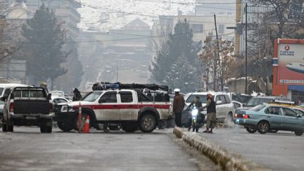 Les forces de sécurité talibanes bloquent une route après un attentat-suicide près du ministère afghan des Affaires étrangères, sur la place Zanbaq à Kaboul, le 11 janvier 2023. (WAKIL KOHSAR / AFP)