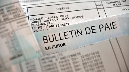 Des bulletins de paie le 22 juin 2012 à Lille. (PHILIPPE HUGUEN / AFP)