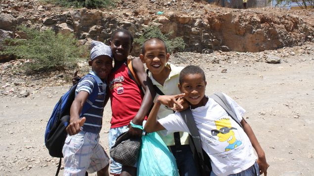 &nbsp; (Des enfants à la sortie de l'école à Ribeira Grande © Emmanuel Langlois / Radio France)