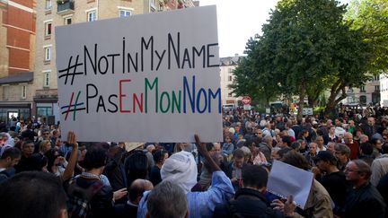 Des centaines de personnes se sont rassembl&eacute;es devant la Grande mosqu&eacute;e de Paris pour rendre hommage &agrave; Herv&eacute; Gourdel, le 26 septembre 2014. (CITIZENSIDE / TOM OFFO / AFP)