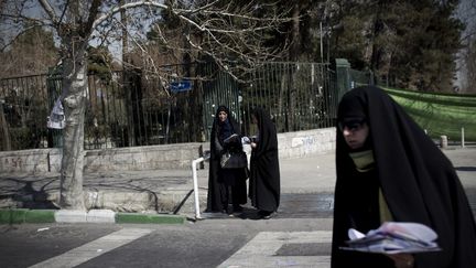 Le 24 f&eacute;vrier 2012, des &eacute;tudiantes distribuent des tracts en vue des &eacute;lections l&eacute;gislatives devant la facult&eacute; de T&eacute;h&eacute;ran, en Iran. (BEHROUZ MEHRI / AFP)