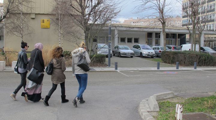 Leila et ses amis, &eacute;tudiants &agrave; l'universit&eacute; de Nanterre (Hauts-de-Seine), le 4 mars 2015. De gauche &agrave; droite : Wally, Leila,&nbsp;Mona et Amandine. (ARIANE NICOLAS / FRANCETV INFO)