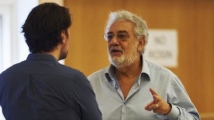 Placido Domingo parle au jeune ténor français Julien Behr, le 17 juillet 2015 au Royal Opera House de Londres.
 (Niklas Halle&#039;n / AFP)