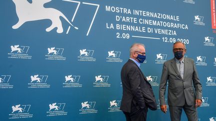 Thierry Fremaux (à gauche), directeur du Festival de Cannes, et Alberto Barbera, directeur du Festival du film de Venise&nbsp;lors de l'ouverture de la 77e édition&nbsp;de la Mostra,&nbsp;le 2 septembre 2020. (TIZIANA FABI / AFP)