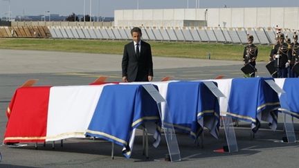 Nicolas Sarkozy se recueille devant les cercueils des victimes de l'attentat de Marrakech, à Orly (3 mai 2011) (AFP / Patrick Kovarik)