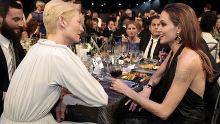 On dirait que le courant est bien pass&eacute; entre Tilda Swinton et Angelina Jolie. Ne vous m&eacute;prenez pas, Brad veillait... (LUCY NICHOLSON / REUTERS)