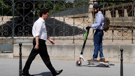 Une start-up française propose un service de trottinettes en libre-service dans les entreprises. (FRANCOIS GUILLOT / AFP)