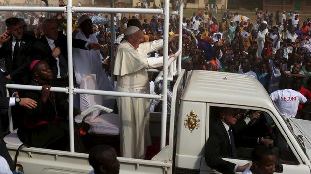 &nbsp; (Le pape accueilli par la foule à son arrivée à la mosquée © REUTERS / Siegfried Modola)