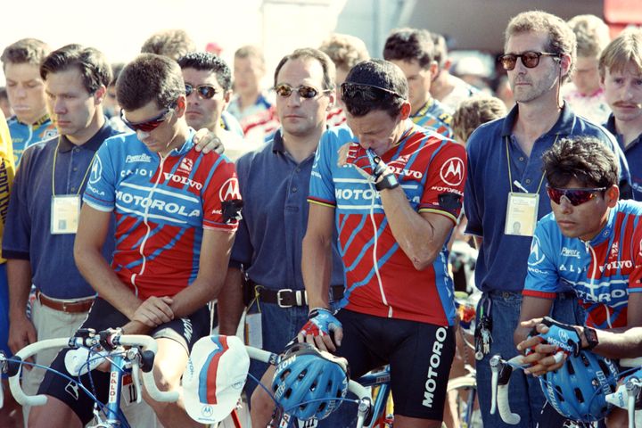 La formation Motorola avec Frankie Andreu (à gauche), Lance Armstrong (au centre) et Alvaro Majia (à droite), observe une minute de silence au départ de Tarbes en hommage à Fabio Casartelli, le 19 juillet 1995. (PATRICK KOVARIK / AFP)