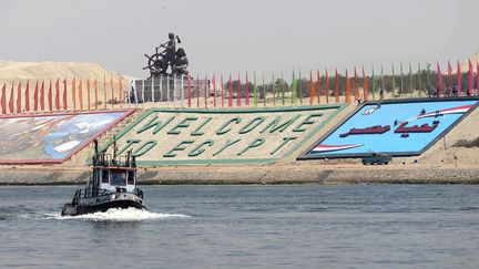 Un bateau militaire &eacute;gyptien pr&eacute;pare l'inauguration du nouveau canal de Suez, le 4 ao&ucirc;t 2015, &agrave; l'est du Caire en Egypte. (STRINGER / ANADOLU AGENCY / AFP)