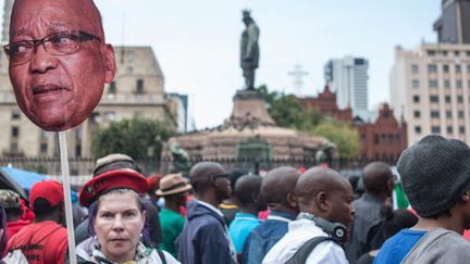 Des manifestants réclament la démission de Jacob Zuma devant le palais présidentiel à Prétoria, le 12 avril 2017.  (Photo AFP/Mujahid Safodien)