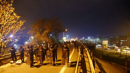 La police sécurise les abords d'une stations de métro d'Istanbul (Turquie), où une bombe a explosé le 1er décembre 2015. (OSMAN ORSAL / REUTERS)