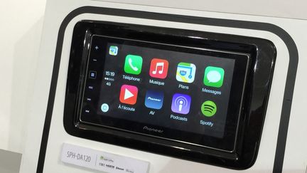 &nbsp; (Système Carplay sur le stand Pioneer au Mondial de l'Auto © JC)