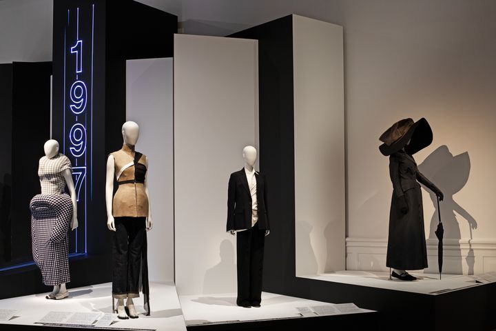 Exposition "1997 Fashion Big Bang" au Palais Galliera à Paris : collection Body Meets Dress, Dress Meets Body de Comme des Garçons (à gauche) + collection Martin Margiela fondée sur un buste de mannequin d’atelier Stockman porté en gilet (à droite) (Courtesy of Galliera)