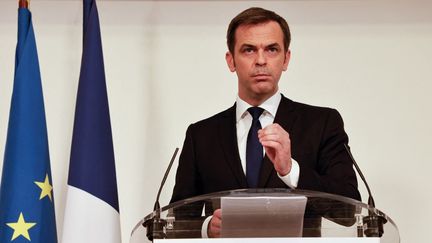 Le ministre de la Santé, Olivier Véran, donne une conférence de presse sur l'évolution de l'épidémie de Covid-19, le 25 mars 2021 à Paris. (LUDOVIC MARIN / AFP)