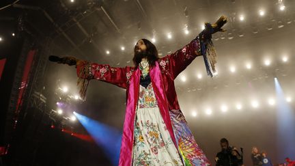 Jared Leto de Thirty Seconds To Mars en grand gourou des foules à Rock en Seine samedi soir. Son show monumental s'est terminé en apothéose, entouré de ses fans sous une pluie de confettis. 
 (Gilles Scarella / FTV)