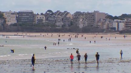 Si les retours en direction des grandes métropoles seront assortis d'embouteillages, dimanche 29 mai, certains veulent profiter jusqu'au bout du week-end de l'Ascension.&nbsp;D'autres ont anticipé, et sont partis tôt dans la journée. (FRANCE 2)