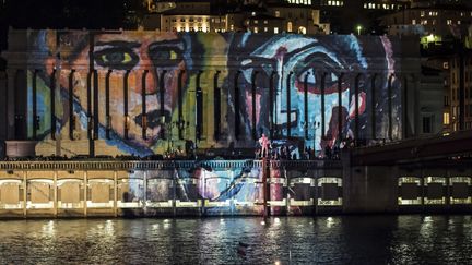 Fête des Lumières 2015 : "Regards" de Daniel Kniper en hommage aux victimes des attentats du 13 novembre
 (JEAN-PHILIPPE KSIAZEK / AFP)