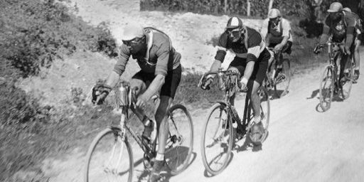 Le 2 juillet 1927, lors de 12e étape du tour de France, entre Luchon et Perpignan: le Luxembourgeois Nicolas Frantz, maillot jaune, précède le Français André Leducq. (AFP - STAFF)