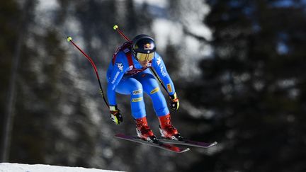 L'Italienne Sofia Goggia, lors de la première descente à Lake Louise (Canada), le vendredi 3 décembre 2021. (PATRICK T. FALLON / AFP)