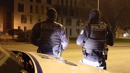 Une patrouille de nuit de la police nationale, à Mulhouse dans le Haut-Rhin, le 29 mars 2020. (VALENTIN DUNATE / RADIO FRANCE)