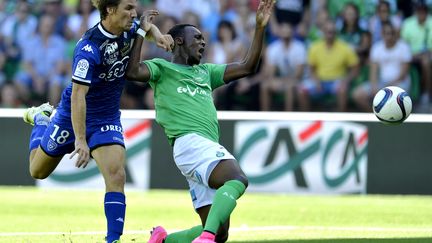 Jean-Christophe Bahebeck (Saint-Etienne) ici face au Bastiais Cahuzac (JEAN-PHILIPPE KSIAZEK / AFP)