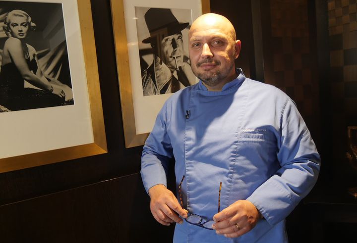 Le chef doublement étoilé Christian Sinicropi dans son restaurant La Palme d'or au Martinez à Cannes, le 16 mai 2022. (LCA / FRANCEINFO CULTURE)