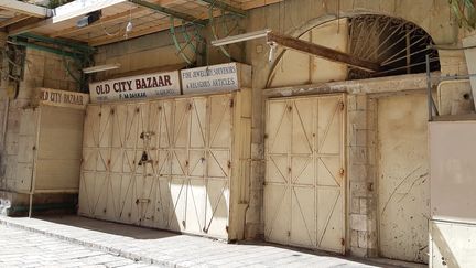 Un magasin de souvenirs et d'articles religieux, le "Old City Bazar", fermé pour cause de confinement à Jérusalem. (FRÉDÉRIC MÉTÉZEAU / ESP - REDA INTERNATIONALE)