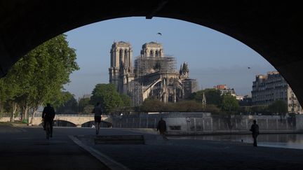 La cathédrale Notre-Dame de Paris vue depuis les quais, le 17 avril 2019, deux jours après le violent incendie qui a ravagé le monument. (ERIC FEFERBERG / AFP)