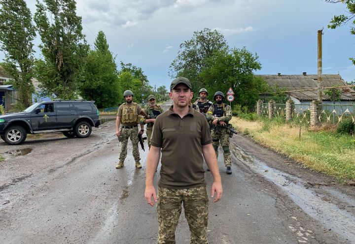 Valentin, commandant d'un groupe d'artilleurs ukrainiens, et certains de ses soldats, dans la région de Mykolaïv, au sud de l'Ukraine. (BORIS LOUMAGNE / FRANCEINFO / RADIO FRANCE)