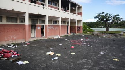 Un bâtiment du lycée Petro Attiti, à Nouméa (Nouvelle-Calédonie), le 17 juin 2024. (THEO ROUBY / AFP)