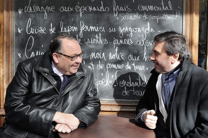 Patrick Mennucci (PS) le candidat du Front de gauche,&nbsp;Jean-Marc Coppola, annoncent leur alliance pour le second tour des municipales &agrave; Marseille (Bouches-du-Rh&ocirc;ne), le 24 mars 2014. (BORIS HORVAT / AFP)