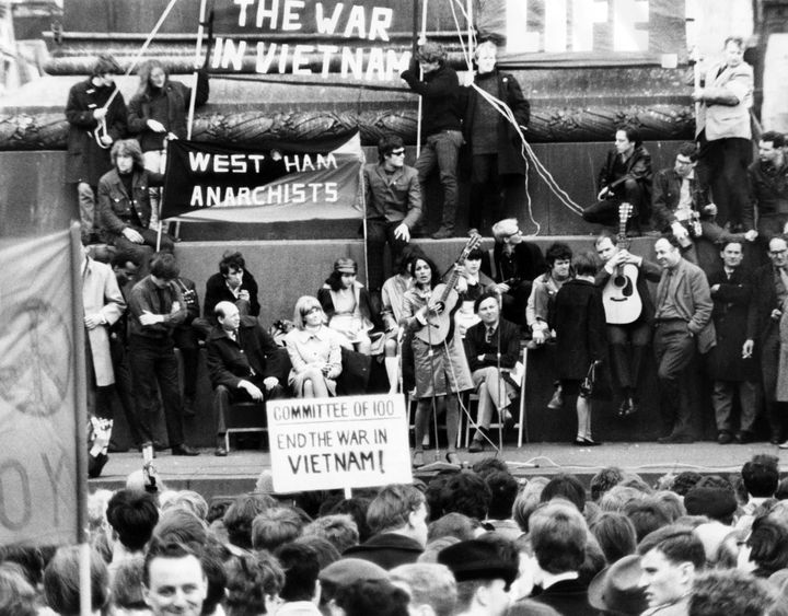 Joan Baez se produit pour un concert gratuit à Trafalgar Square (Londres) contre la guerre du Vietnam.
 (STRINGER / CENTRAL PRESS / AFP)