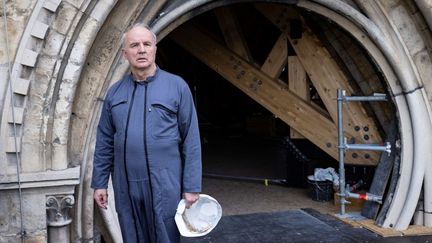 Le général Jean-Louis Georgelin, responsable de la restauration de Notre-Dame de Paris, décédé vendredi 18 août 2023, sur le chantier de la cathédrale en 2021. (THOMAS SAMSON / POOL / AFP)